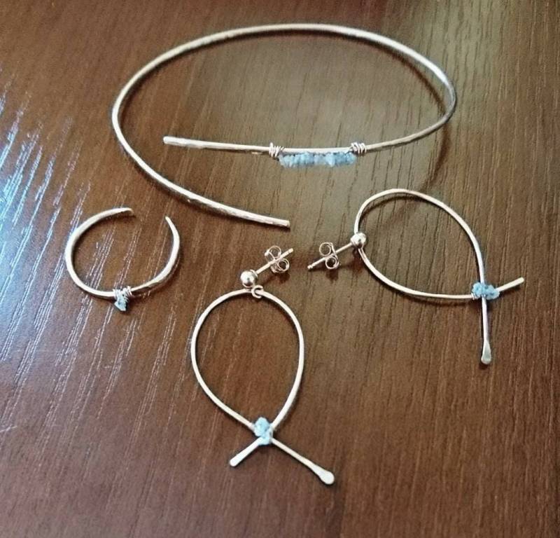 Rose Gold Filled Rohdiamant Schmuck Set Ohrringe, Armreif & Ring von DarlingGolightly