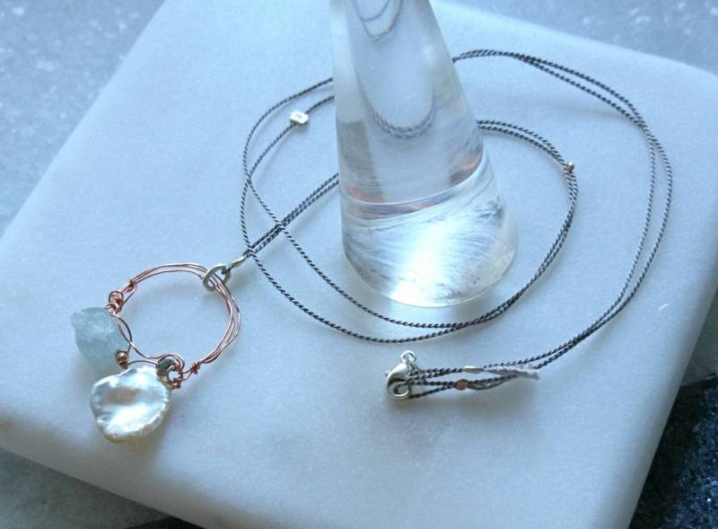 Unendlichkeit Kreis Anhänger Halskette Keishi Perle, Aquamarin, Rohdiamant, Kupferdraht, Seidenkordel von DarlingGolightly