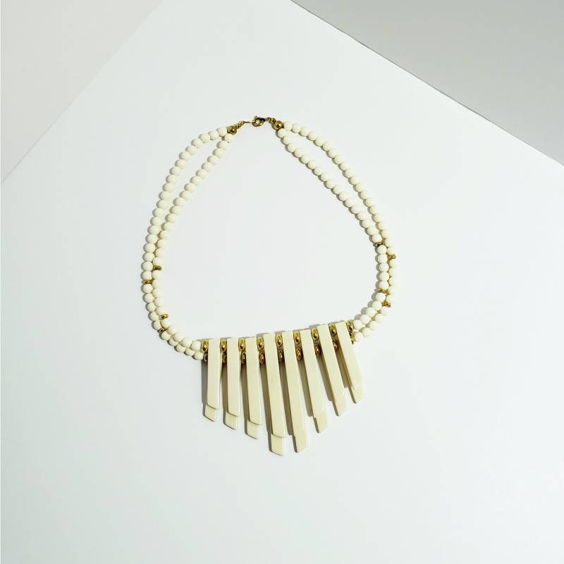 Trifari Doppel Strang Weiß + Gold Modern Strahlen Vintage Halskette Trifari Doppel Strang Weiß + Gold Modern Strahlen Vintage Halskette von DarlingNYCVintage