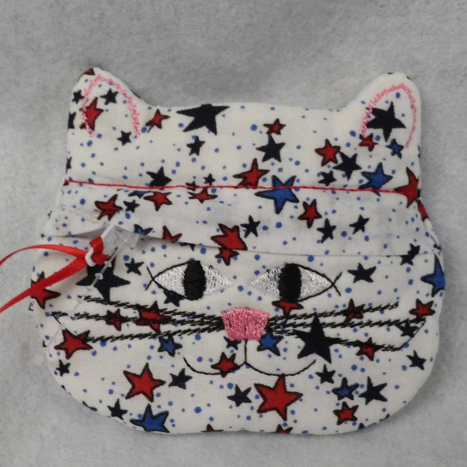 Gestickte Kitty-Geldbörse Stern-Stoff, Reißverschluss Gestickte Kitty-Geldbörse Stern-Stoff, Reißverschluss von DarmiSpecialties