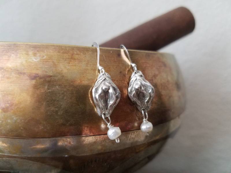 Weiblichkeit Perlen Ohrringe von DarvishJewelry