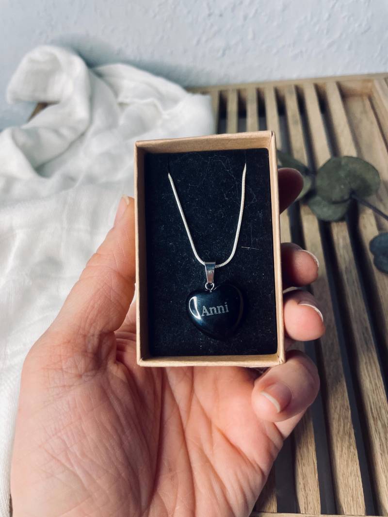 Halskette Herz Aus Obsidian Edelstein Im Schmuckkästchen Mit Wunschgravur von DasGlueckswerk