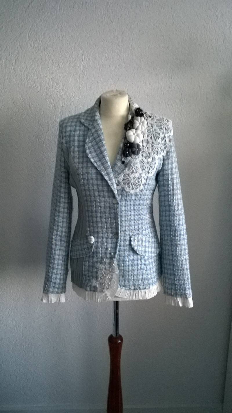 Damenblazer, Handarbeit, Gr.s, Upcycling, Spitze, Textilblumen, Blau, Grau, Weiss von DasNeueAlte