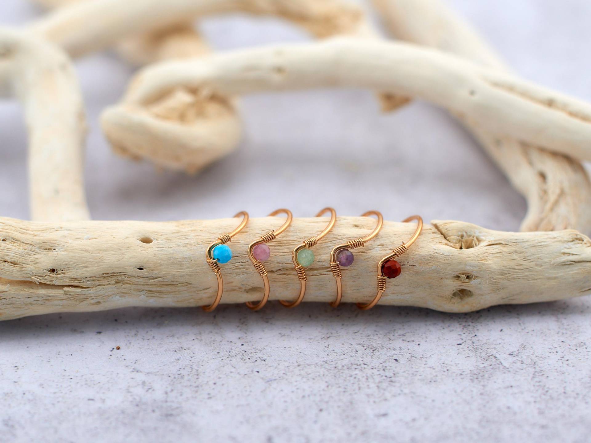 Ring Aus Kupferdraht Mit 1-Edelstein Größenverstellbar Kleinigkeit Amethyst Roter Jaspis Turmalin Howlite Grüner Aventurin Ring Aus Kupferdraht Mit 1-Edelstein Größenverstellbar Kleinigkeit Amethyst Roter Jaspis Turmalin Howlite Grüner Aventurin von DasPerlenstuebchenDe