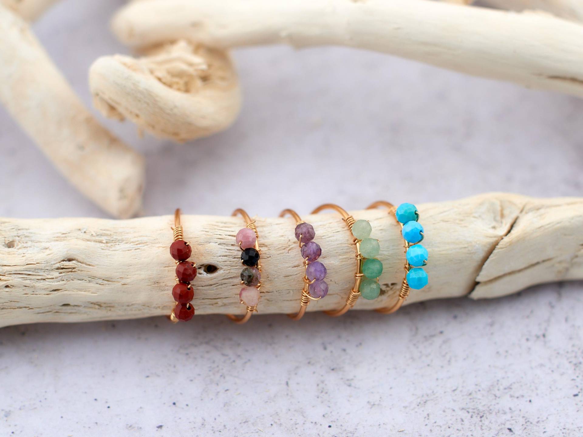 Ring Aus Kupferdraht Mit 4-Edelsteinen Größenverstellbar Kleinigkeit Amethyst Roter Jaspis Turmalin Howlite Grüner Aventurin Ring Aus Kupferdraht Mit 4-Edelsteinen Größenverstellbar Kleinigkeit Amethyst Roter Jaspis Turmalin Howlite Grüner Aventurin von DasPerlenstuebchenDe