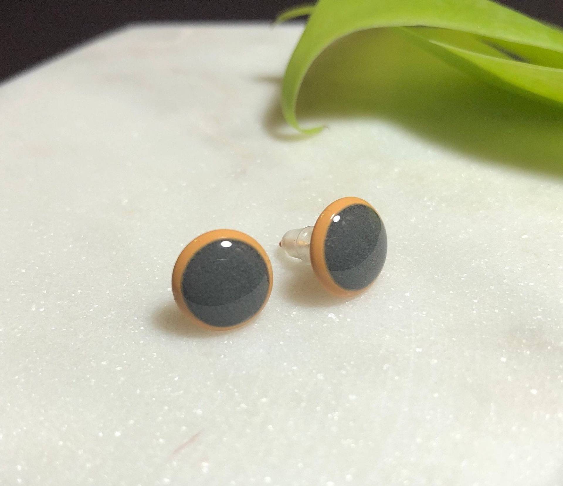 Graue Ohrstecker - Einfache Runde Hellorange von DashesDesign