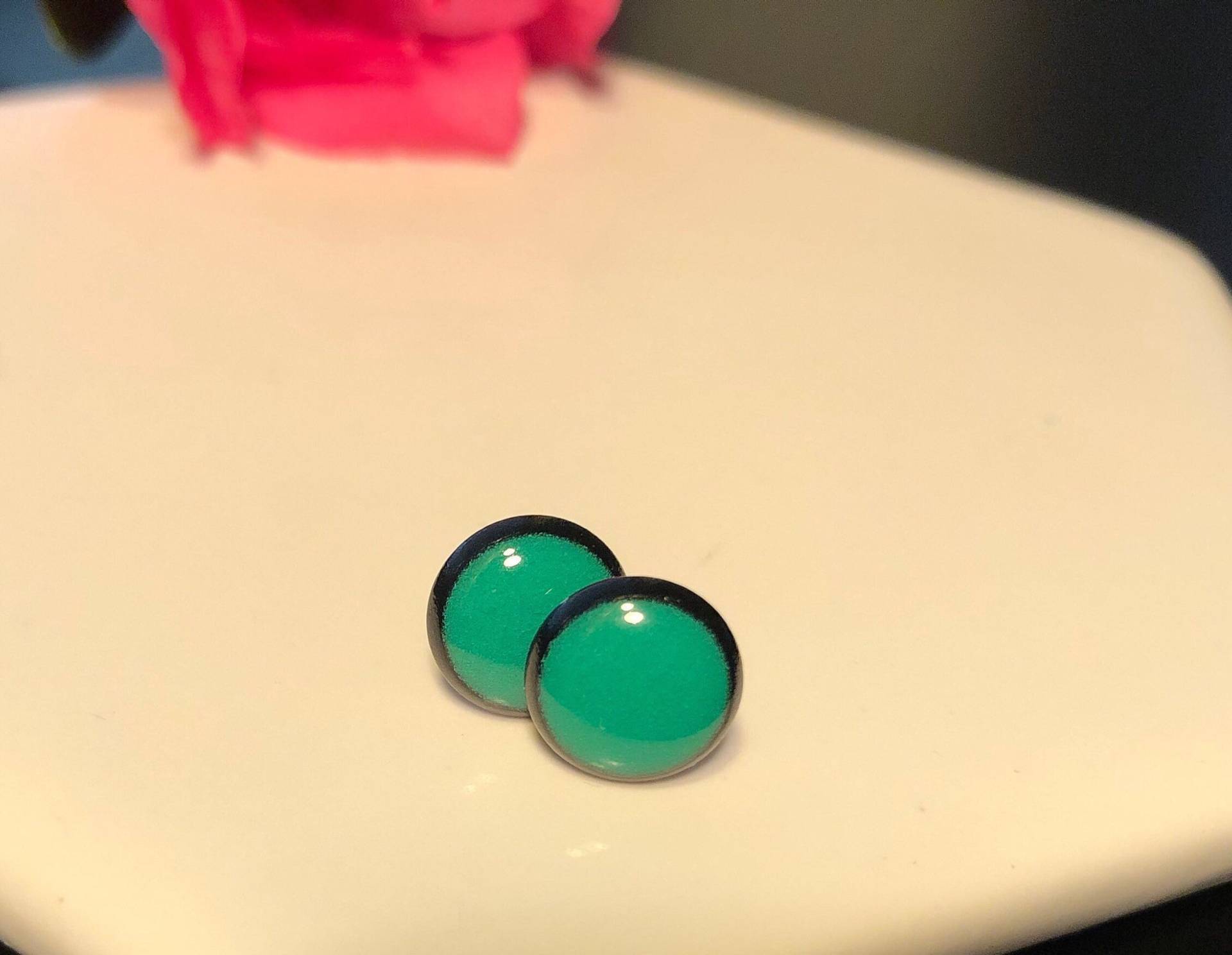 Grüne Ohrstecker - Smaragdgrüne Ohrringe Runde Schlichte Minimal Schmuck Grüne Ohrstecker - Smaragdgrüne Ohrringe Runde Schlichte Minimal Schmuck von DashesDesign