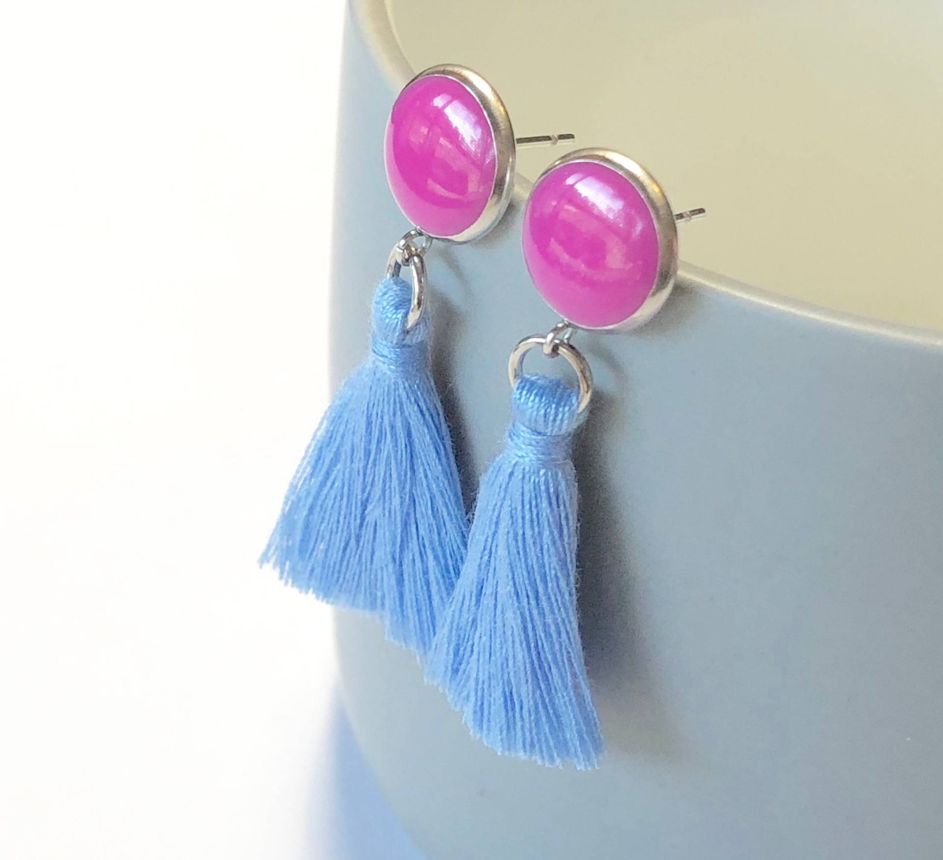 Hellrosa Quasten Ohrringe. Blaue Quasten. Schlichte Boho Ohrhänger Hellrosa Quasten Ohrringe. Blaue Quasten. Schlichte Boho Ohrhänger von DashesDesign