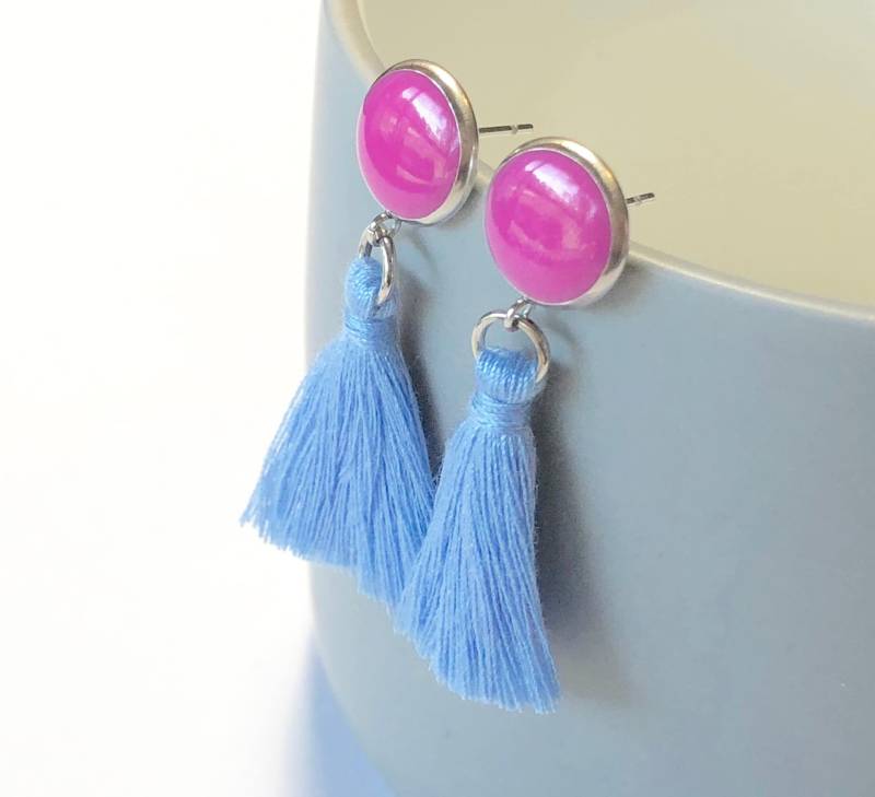 Hellrosa Quasten Ohrringe. Blaue Quasten. Schlichte Boho Ohrhänger von DashesDesign