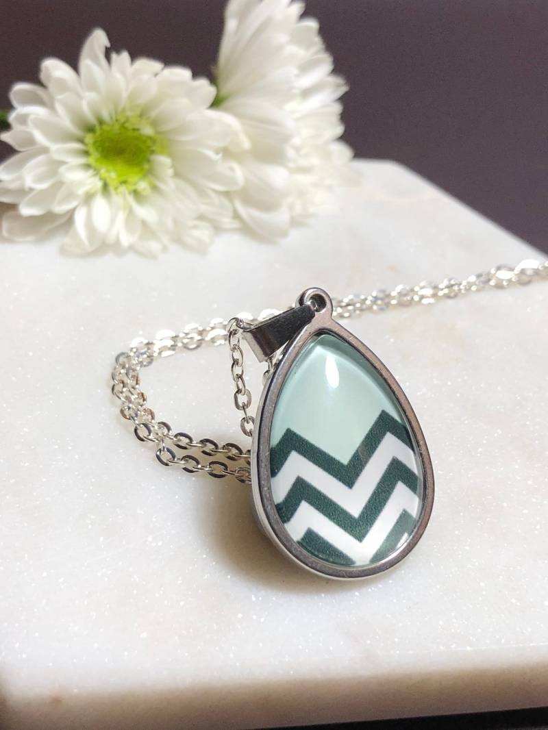 Teardrop Halskette - Chevron Muster Schwarz Und Weiß von DashesDesign