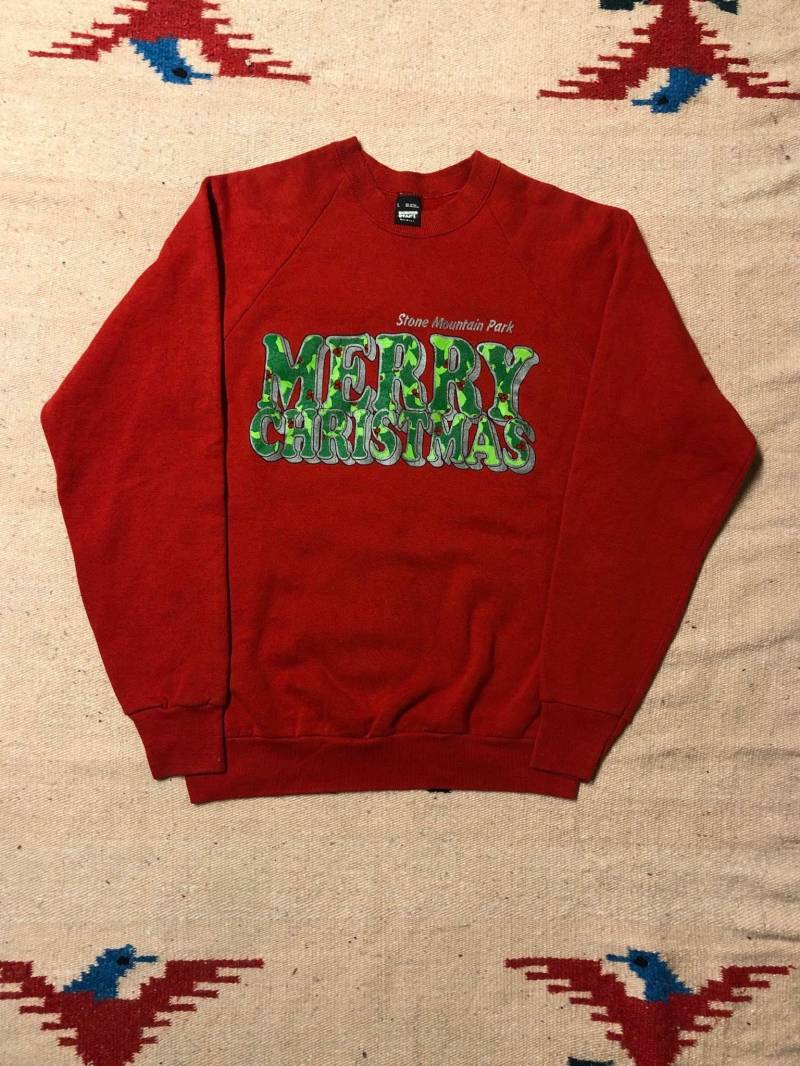 Retro 80Er Jahre Stone Mountain Park Merry Christmas Crew Neck Sweatshirt von Dashright