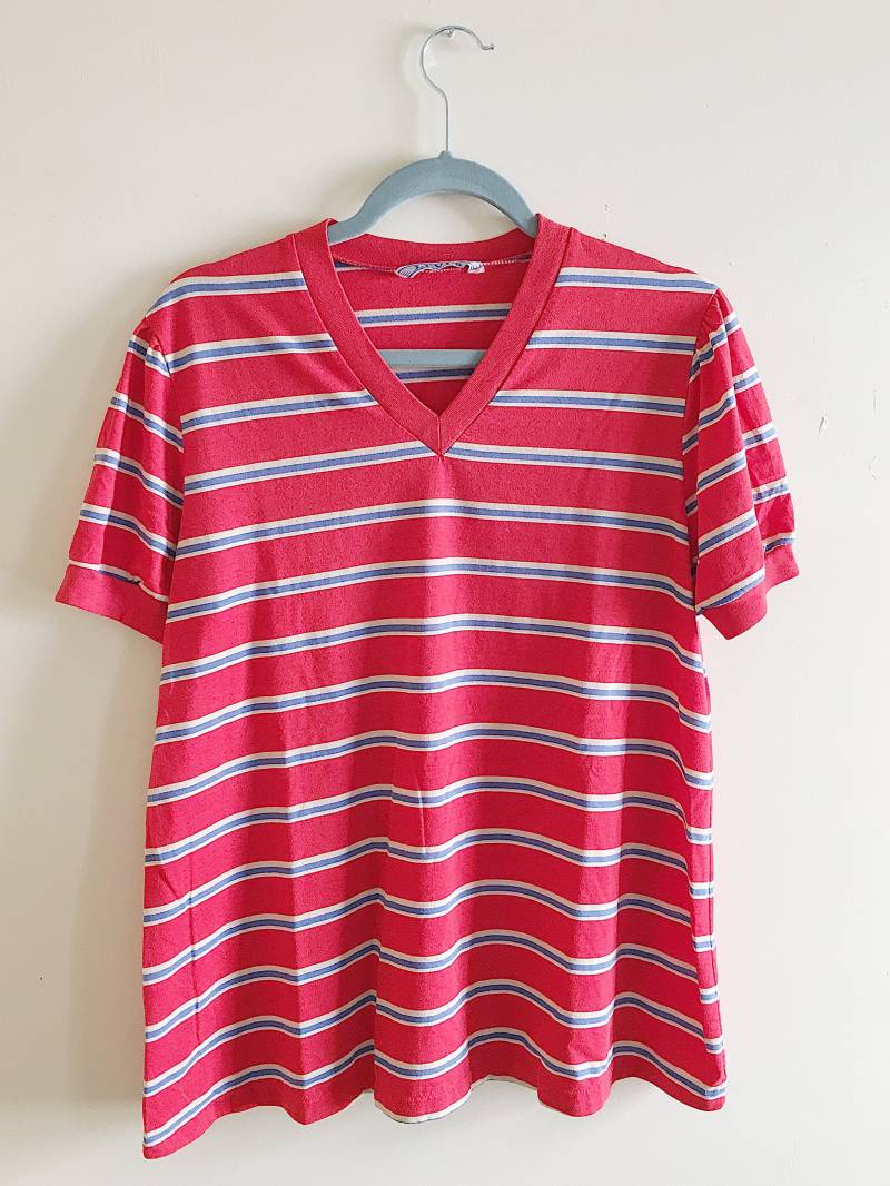 Vintage Levi Es Gestreiftes V Neck Shirt Vintage Levi Es Gestreiftes V Neck Shirt von Dashright