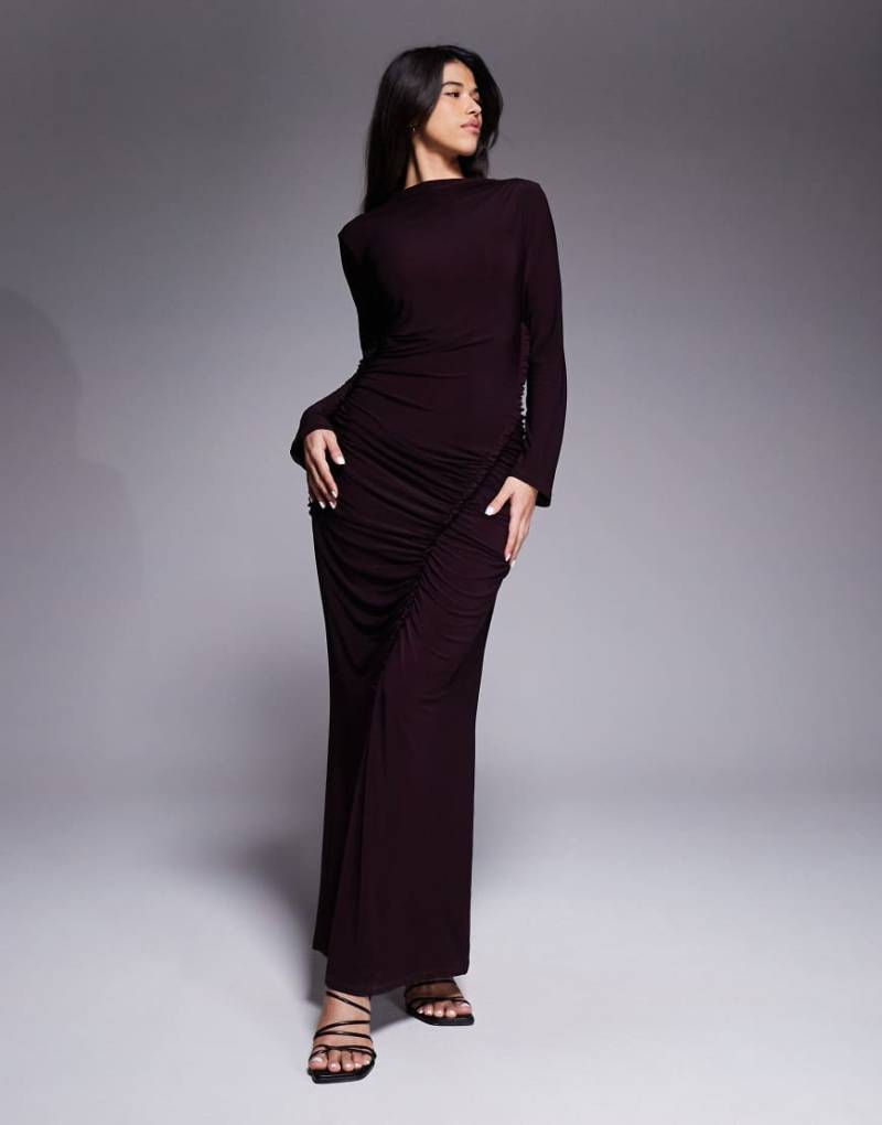 Daska - Figurbetontes Maxikleid in Weinrot mit Rüschennaht und Raffung von Daska