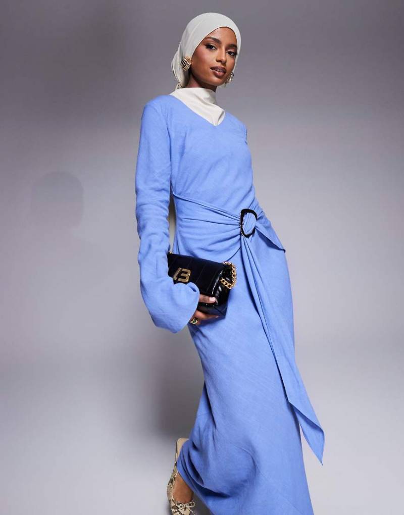 Daska - Langärmliges Maxikleid in Zartblau mit Gürteldetail von Daska