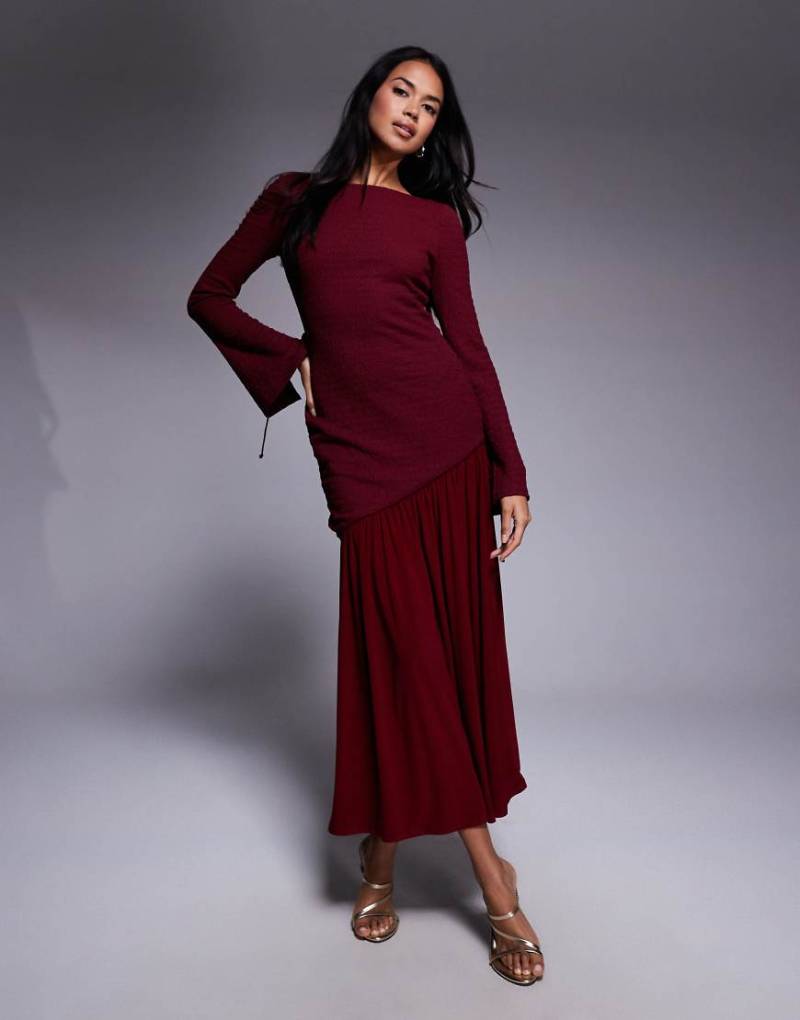 Daska - Maxikleid in Weinrot mit plissiertem Saum von Daska