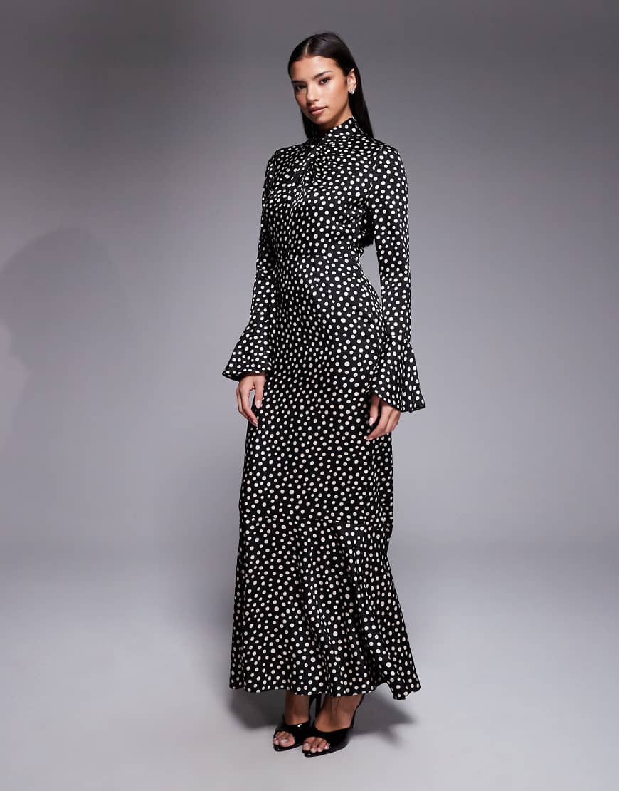 Daska - Satin-Maxikleid in Schwarz mit Polka Dots, Knotendetail und ausgestellten Ärmeln-Bunt von Daska
