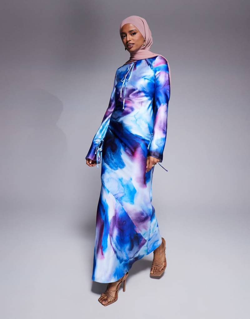 Daska - Satin-Maxikleid mit abstraktem Muster in Kobaltblau von Daska