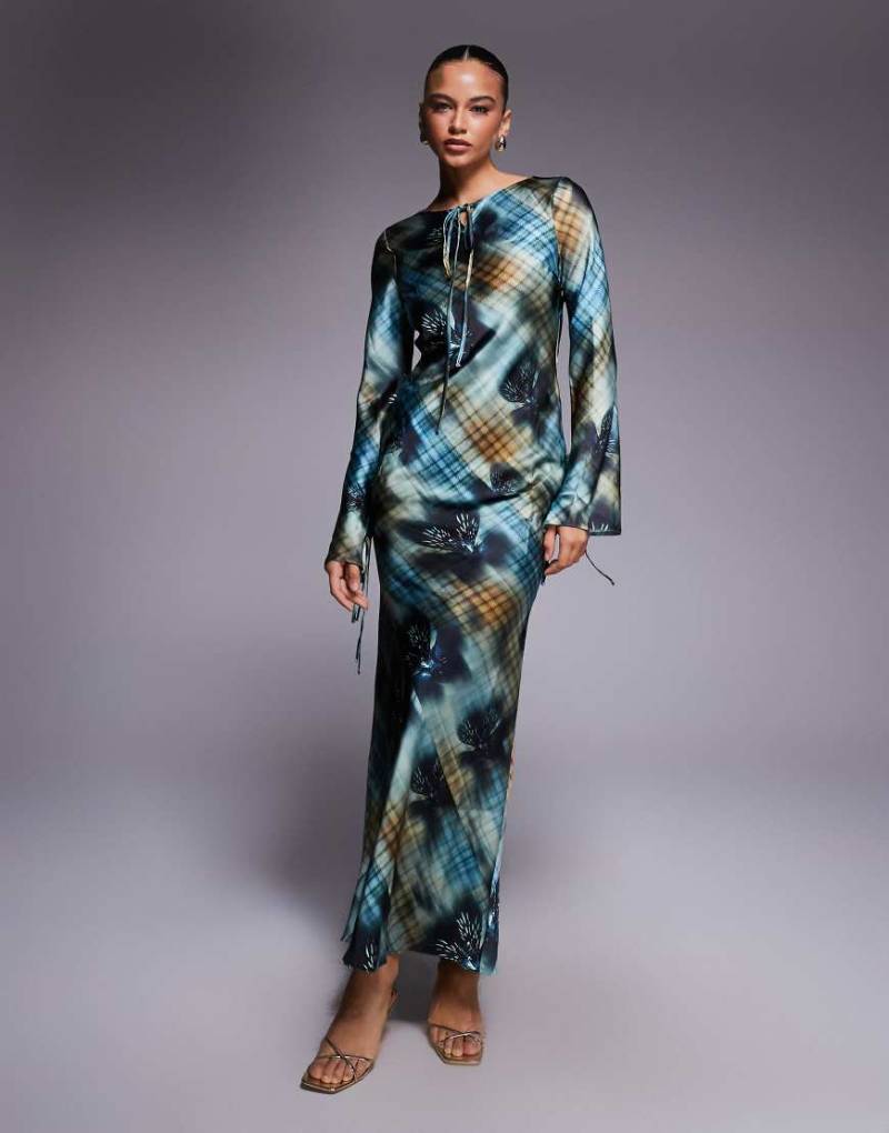 Daska - Satin-Maxikleid mit abstraktem Schottenkaromuster in Kobaltblau-Bunt von Daska