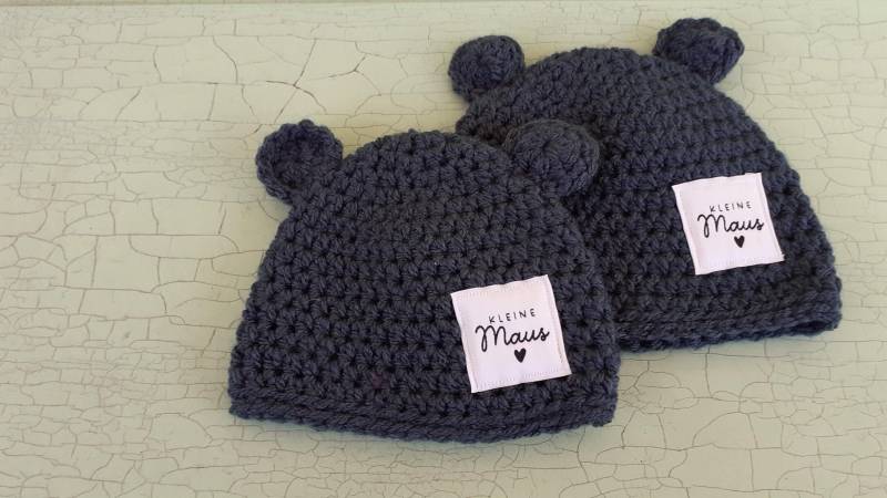 Baby-Mütze Mit Ohren Und Dem Label " Kleine Maus", Grau in 3 Größen Erhältlich von DaskunterbunteSchaf
