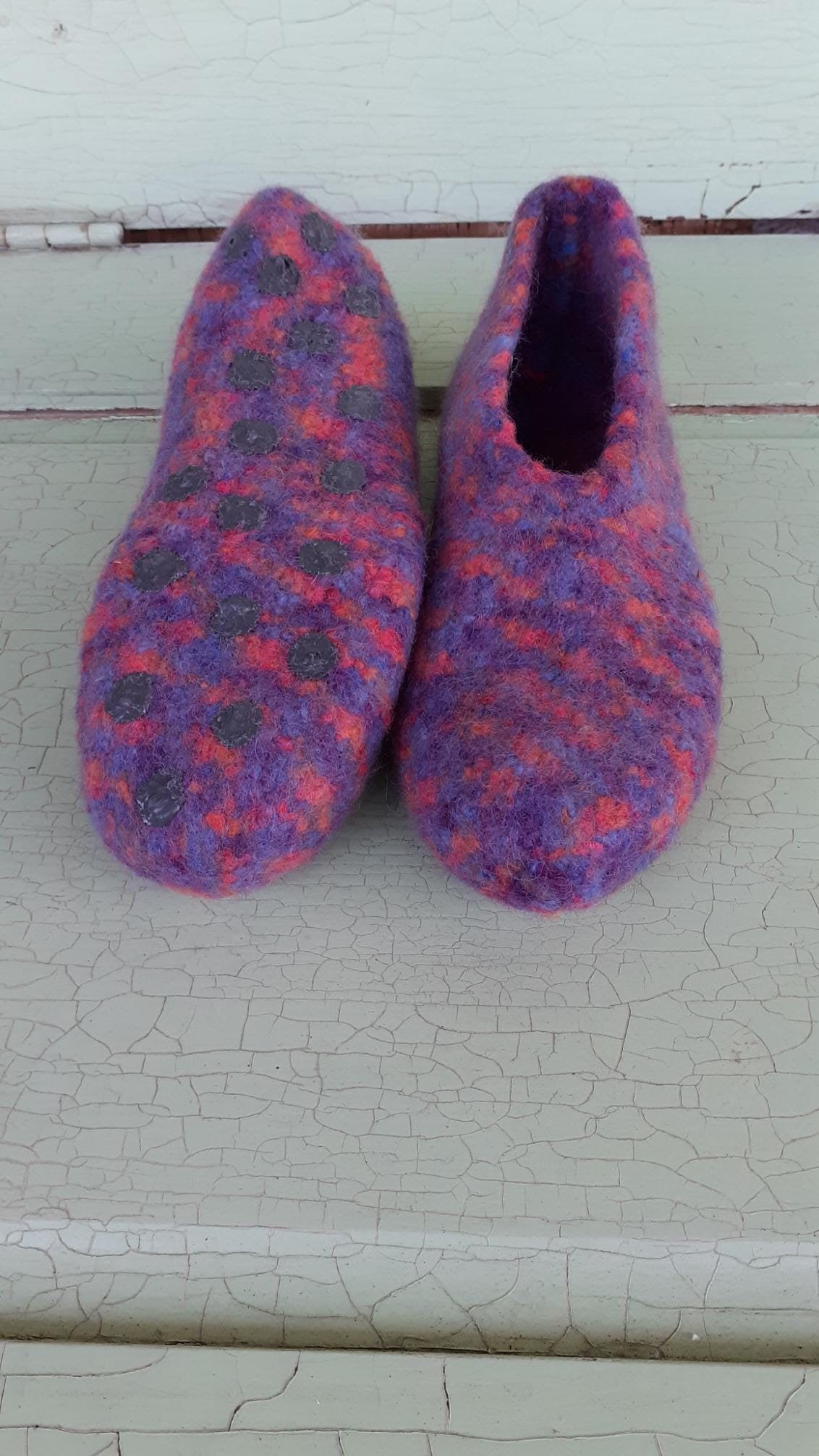 Bunte Filzhausschuhe, Handgestrickt Und Gefilzt Für Angenehm Warme Füße, Bestellbar in Größe 20 Bis 48 von DaskunterbunteSchaf
