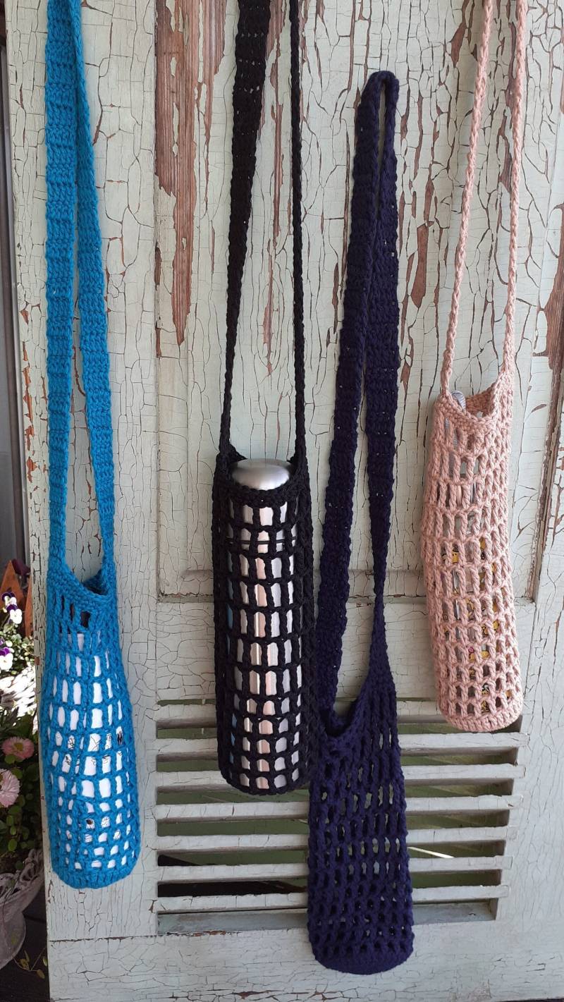 Bunte Gehäkelte Flaschennetze/Festivaltaschen in Neuen Farben Zum Mitnehmen Von Getränken von DaskunterbunteSchaf