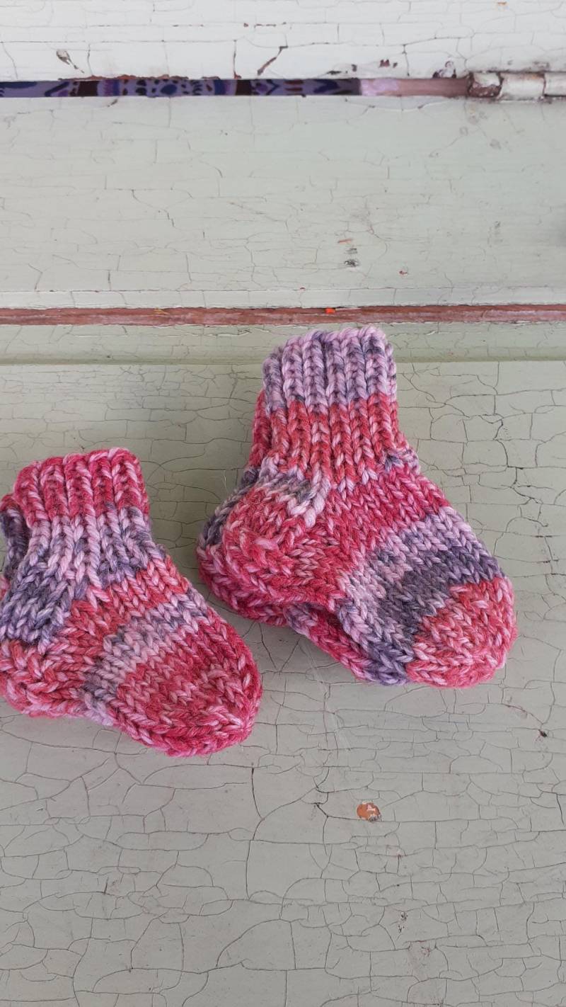 Handgestrickte, Richtig Dicke Socken Für Babys Und Kinder in Rosa Als Hausschuhersatz Mollig Warme Füße Handgestrickte, Richtig Dicke Socken Für Babys Und Kinder in Rosa Als Hausschuhersatz Mollig Warme Füße von DaskunterbunteSchaf