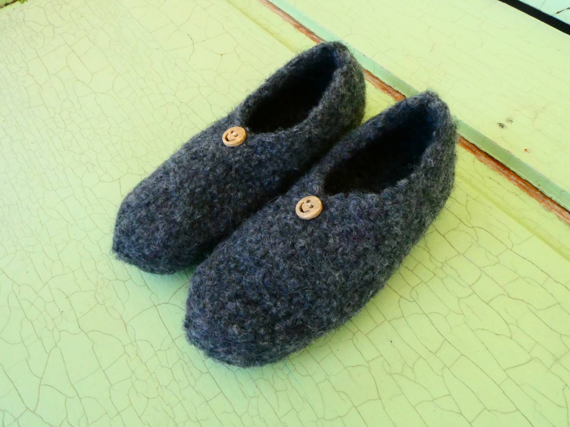 Handgestrickte Filzhausschuhe Für Kinder Dunkelgrau in Den Größen 20 Bis 30 Bestellbar von DaskunterbunteSchaf