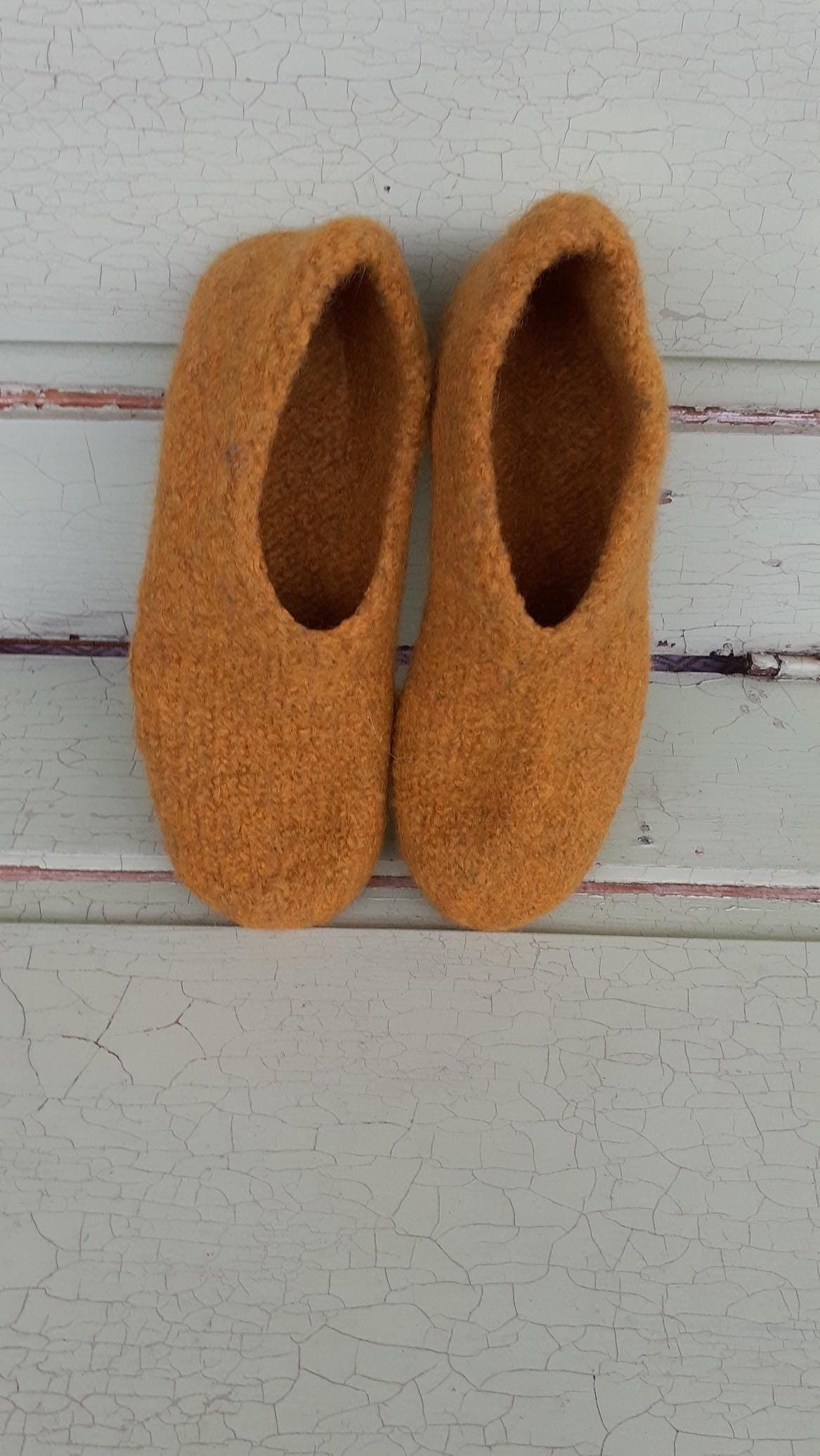 Maisgelbe Filzschuhe Aus Reiner Schurwolle Handgestrickt Und Gefilzt, Bestellbar in Den Größen 20 Bis 48 von DaskunterbunteSchaf