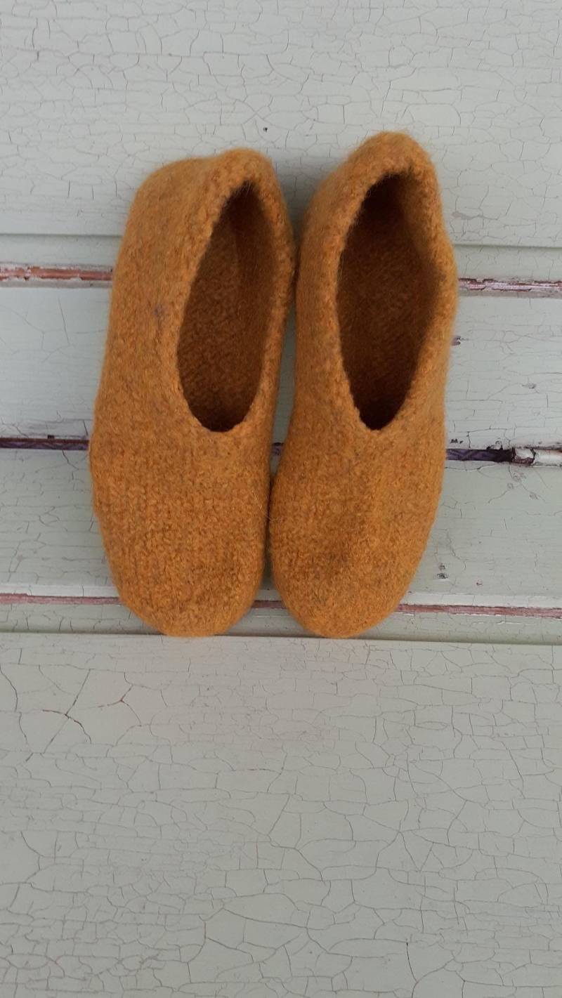 Maisgelbe Filzschuhe Aus Reiner Schurwolle Handgestrickt Und Gefilzt, Bestellbar in Den Größen 20 Bis 48 von DaskunterbunteSchaf