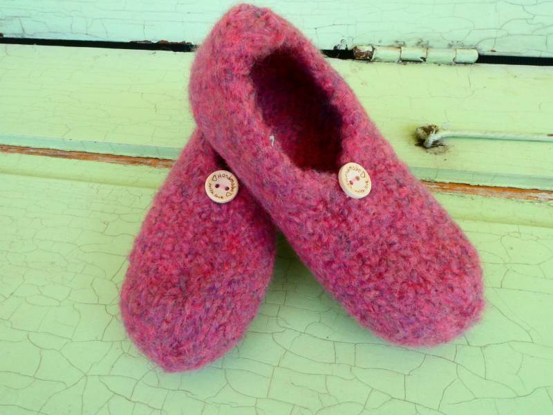 Süße Rosa Filzhausschuhe Für Kinder in Den Größen 20 Bis 30, Dekoriert Mit Holzknöpfchen von DaskunterbunteSchaf