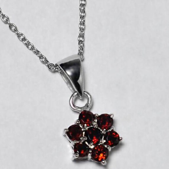 Granat Cluster Blume Stern Kleine Anhänger Halskette Sterling Silber Womens, Natürliche Januar Birthstone Edelstein Schmuck von DasmanJewelry