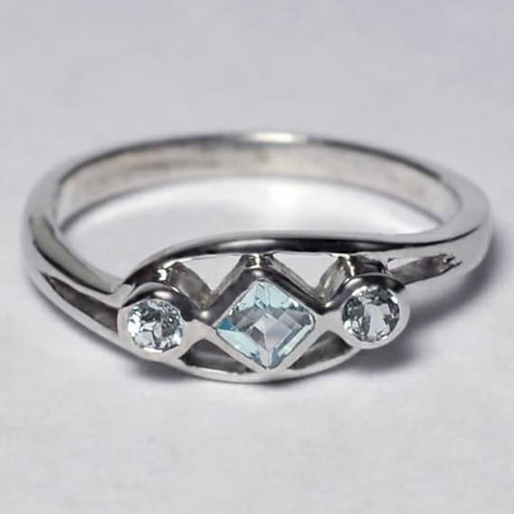 Womens Blau Topas 3 Stein Ring, 925 Sterling Silber Drei Band, Dezember Geburtsstein Edelstein Schmuck, Mutter Frau Mama Geschenk Für Sie von DasmanJewelry