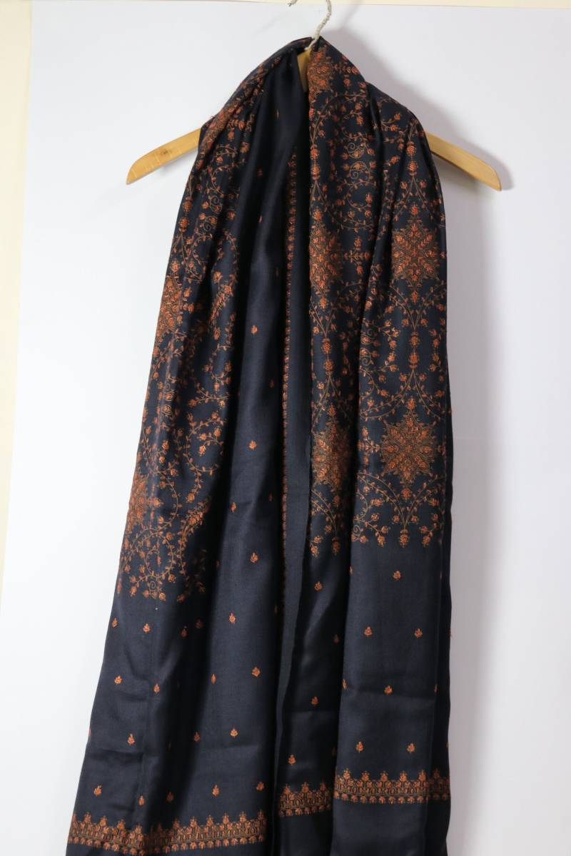 Handbestickter Wollschal - Orangefarbener Faden Auf Dunkelblauem Stoff | 110 X 235 cm Handbestickter Wollschal - Orangefarbener Faden Auf Dunkelblauem Stoff | 110 X 235 cm von DastkaarHandicrafts