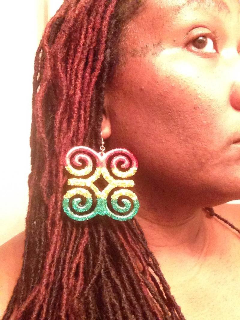 Adinkra Symbol Für Stärke Und Bescheidenheit Leichtes Rot Gold Grüne Ohrringe von DaughterOfTheFates