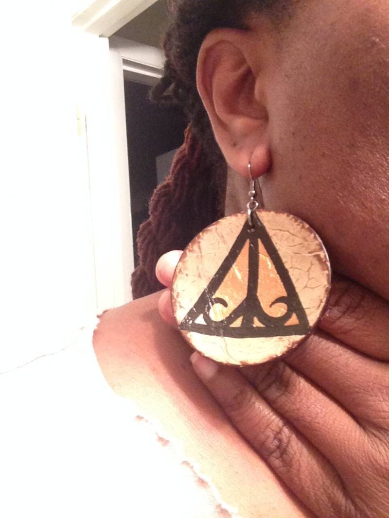 Handbemalte Adinkra Kokosnussschalen Ohrringe - Awurade Baatanfo Gott Mutter von DaughterOfTheFates