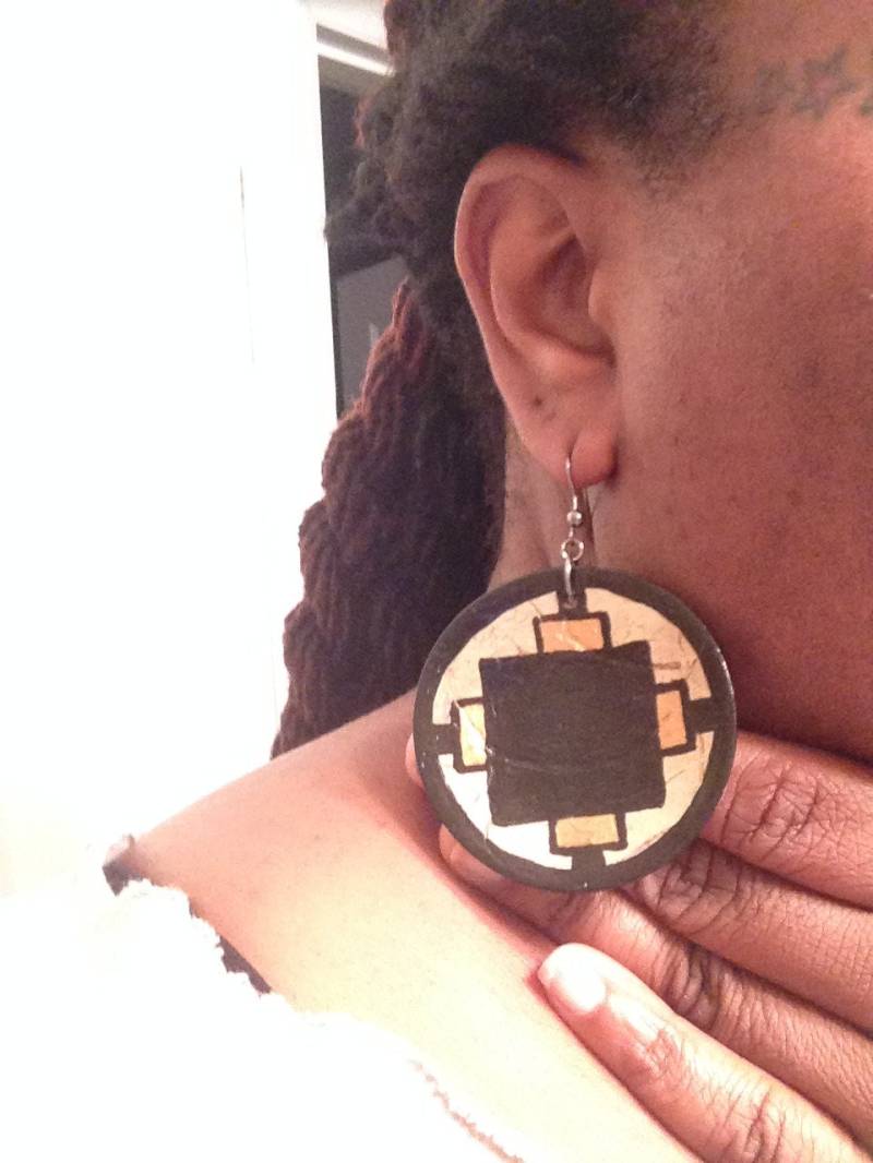 Handbemalte Adinkra Kokosnussschalen Ohrringe - Dame Stracy von DaughterOfTheFates