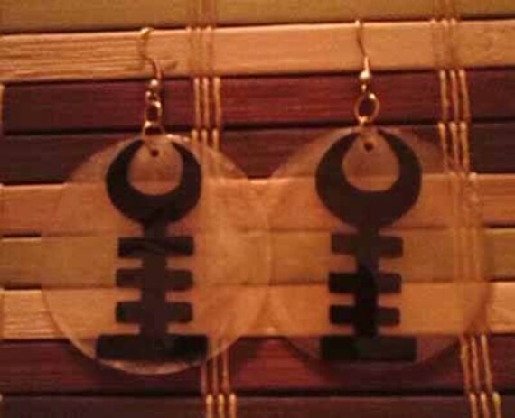 Handbemalte Adinkra Ohrringe - Akoben Handbemalte Adinkra Ohrringe - Akoben von DaughterOfTheFates
