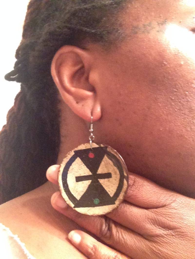 Handbemalte Adinkra Ohrringe Auf Kokosnussschale - Mmere Dane Die Zeit Ändert Sich von DaughterOfTheFates