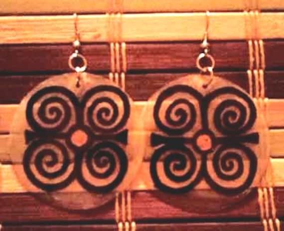 Handbemalte Adinkra Ohrringe - Dwennimmen Bescheidenheit Und Stärke von DaughterOfTheFates