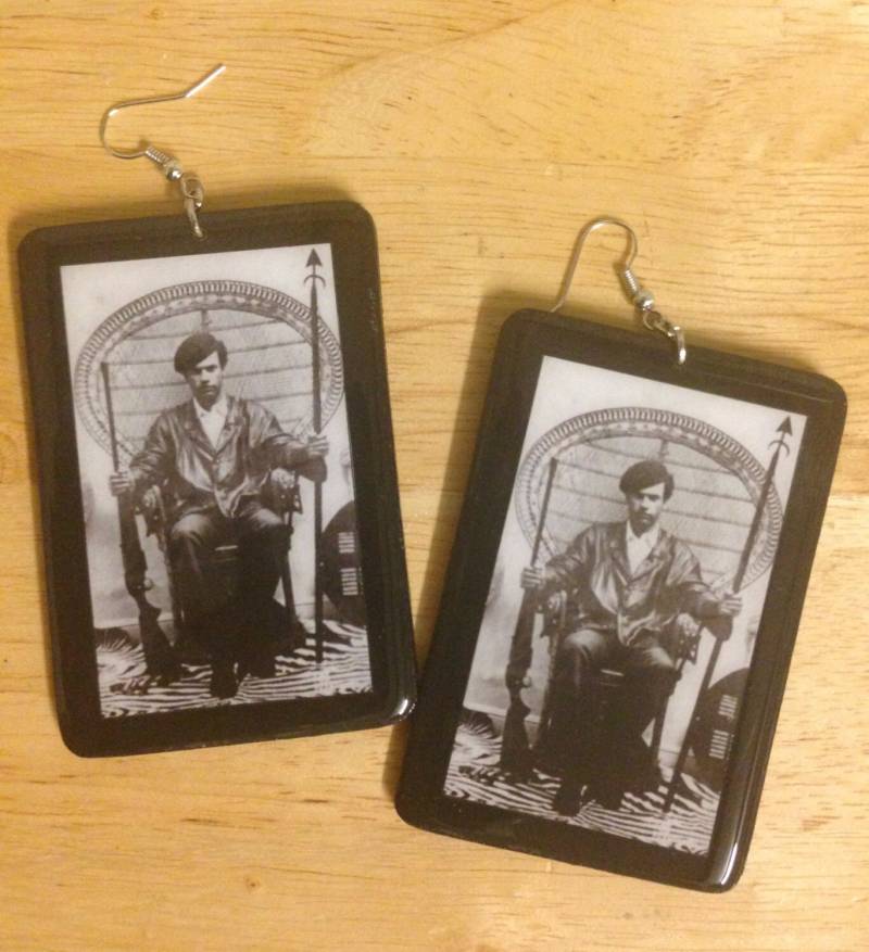 Huey P. Newton in Fan Chair Ohrringe von DaughterOfTheFates
