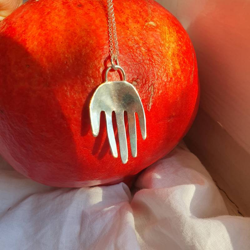 Handgemachter Folklore-Inspirierter Minimaler Hand-Anhänger Aus Goldfarbenem Messing Oder Recyceltem Sterlingsilber von DaughterofHelios