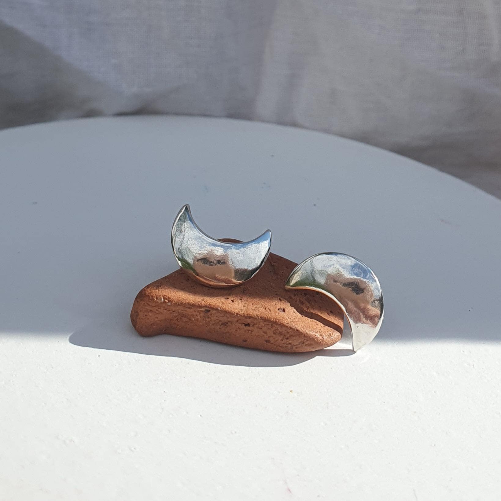 Handgemachte Minimale Mondsichel Ohrstecker Aus Massivem Goldfarbenem Messing Oder Recyceltem Sterling Silber von DaughterofHelios