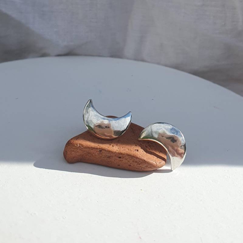 Handgemachte Minimale Mondsichel Ohrstecker Aus Massivem Goldfarbenem Messing Oder Recyceltem Sterling Silber von DaughterofHelios