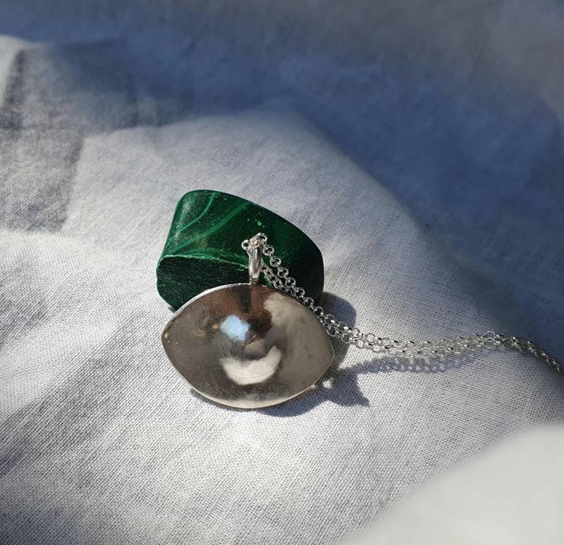 Ciondolo Occhio Minimalista Fatto in Argento Sterling Riciclato O Ottone Farbe Gold von DaughterofHelios