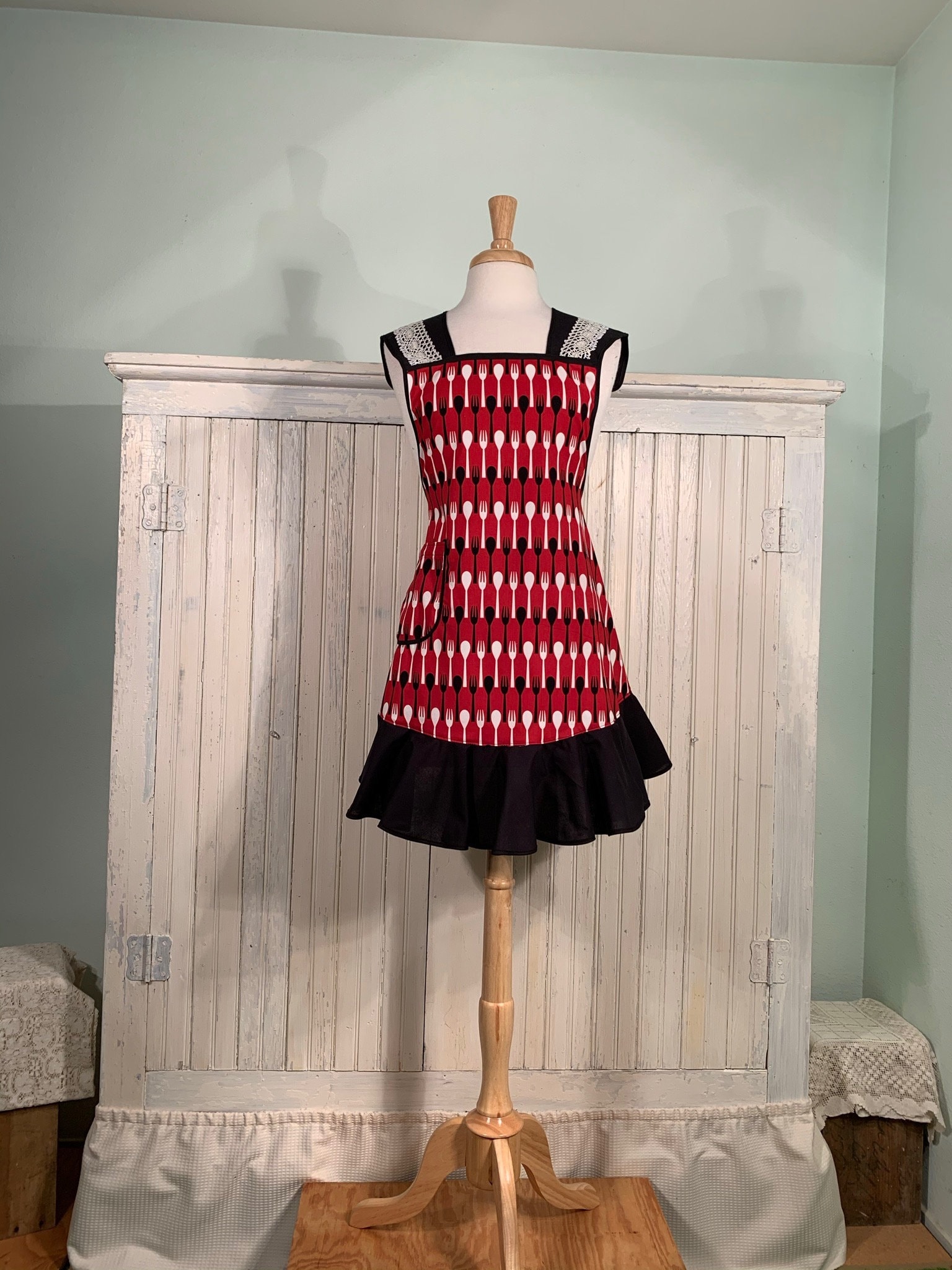 Retro Style Gabel & Löffel Print Baumwollschürze. Rüschen Unterteil, Vintage Spitzenkragen, Große Tasche. Ein Nützliches Geschenk Handgefertigt von DaughteroftheCharm