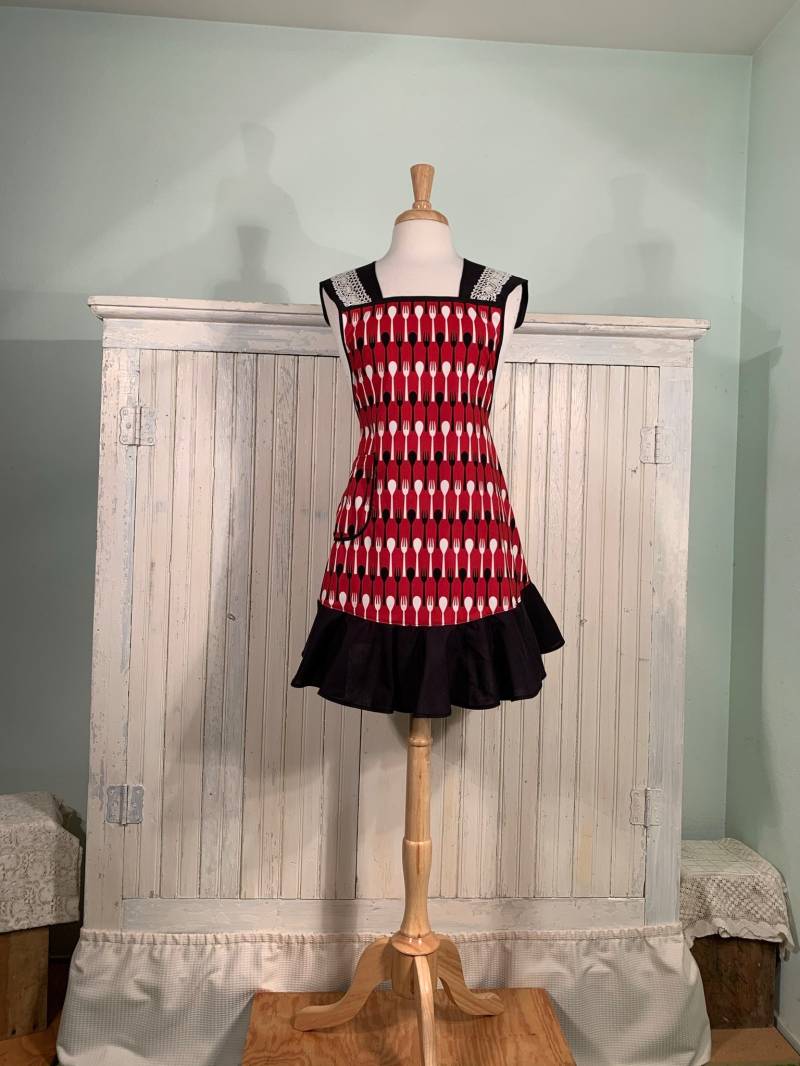 Retro Style Gabel & Löffel Print Baumwollschürze. Rüschen Unterteil, Vintage Spitzenkragen, Große Tasche. Ein Nützliches Geschenk Handgefertigt von DaughteroftheCharm