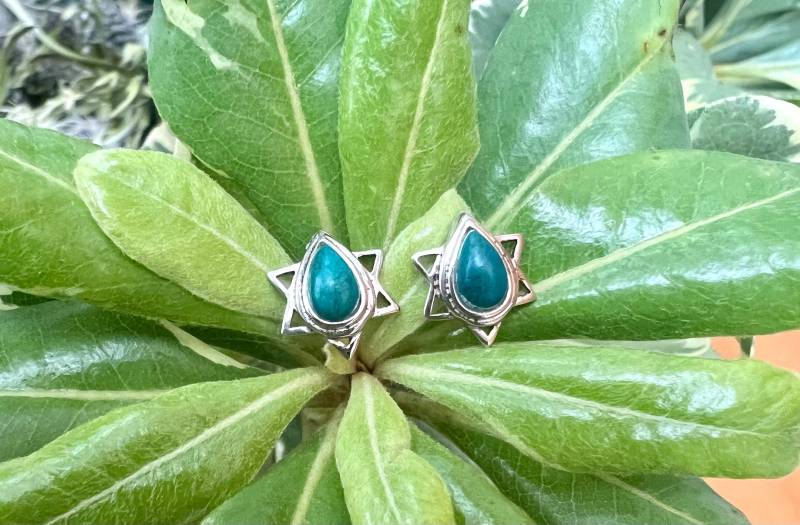 Magen David Veredelt Durch Einen Birnenförmigen Chrisocola Ohrstecker in Sterling Silber Magen David Veredelt Durch Einen Birnenförmigen Chrisocola Ohrstecker in Sterling Silber von DavidMorGems
