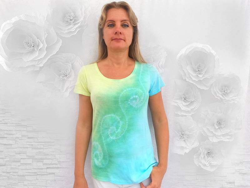 100 % Reine Baumwolle Batik Damen T-Shirt in Lemon-Aqua Zitrone-Gelb-Mint-Türkis-Blau Tönen Mit Spirale - Handgefertigtes Unikat von DavidovStoffDesign