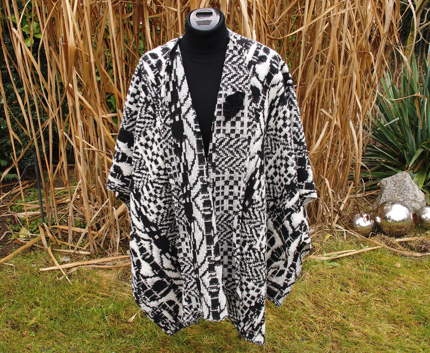 Cape, Poncho Umhang Zum Wenden Aus Wollwalk in Königsblau, Grau, Rosa, Anthrazit Cape, Poncho Umhang Zum Wenden Aus Wollwalk in Königsblau, Grau, Rosa, Anthrazit von DavidovStoffDesign