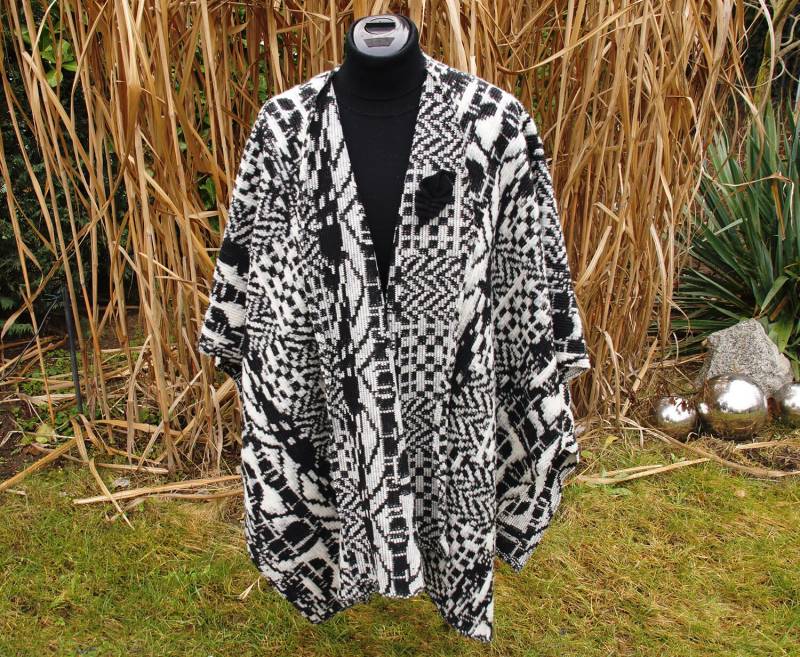 Cape, Poncho Umhang Zum Wenden Aus Wollwalk in Königsblau, Grau, Rosa, Anthrazit von DavidovStoffDesign